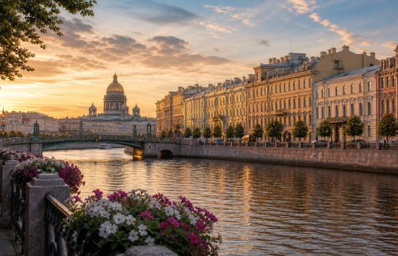 Вечерняя набережная Санкт-Петербурга для статьи о красивых местах России