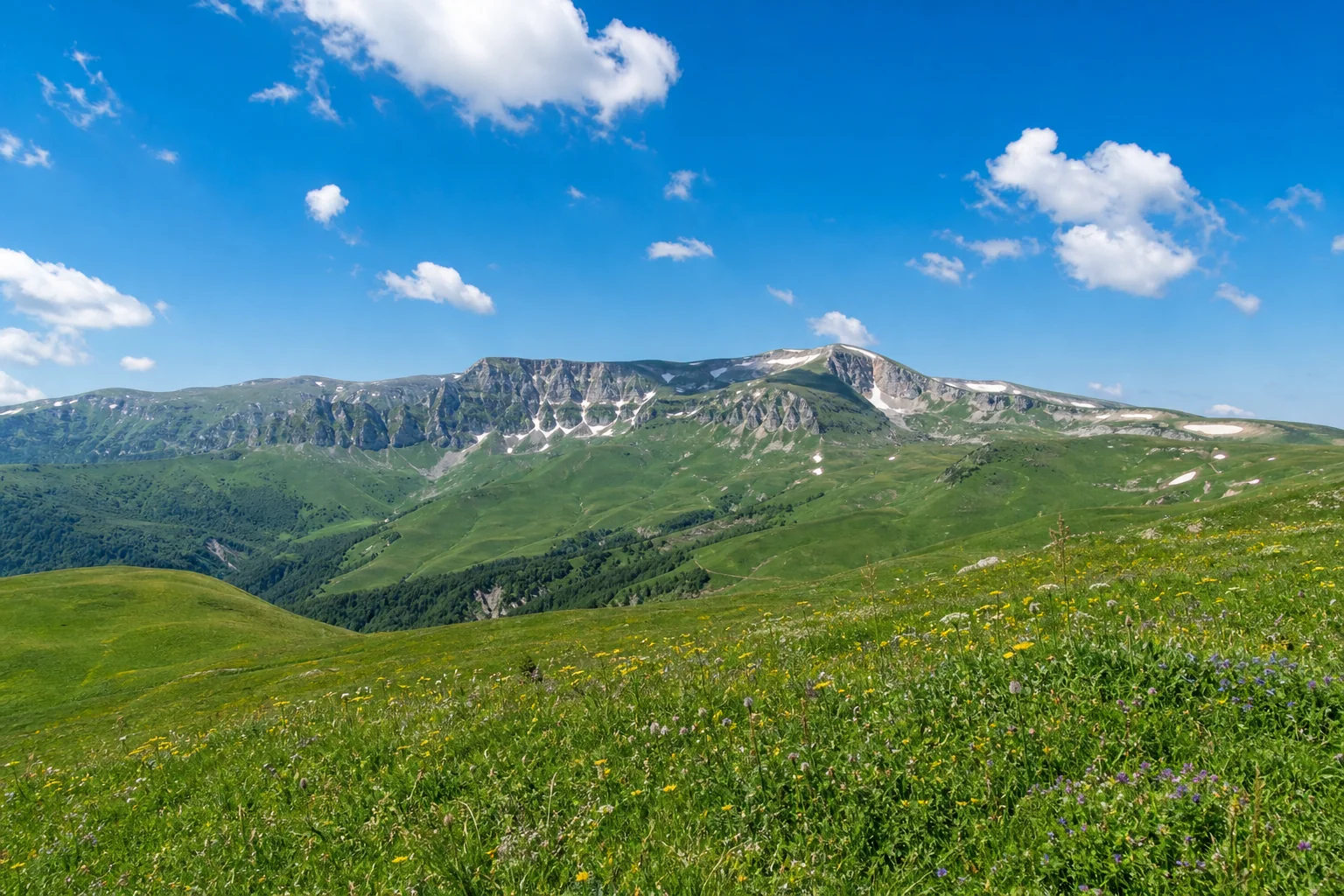 Адыгея на машине и панорама Лаго-Наки