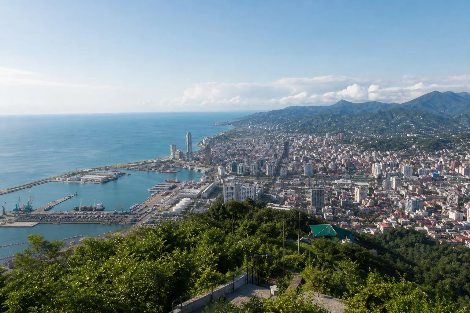 Панорама Батуми и Чёрного моря сверху