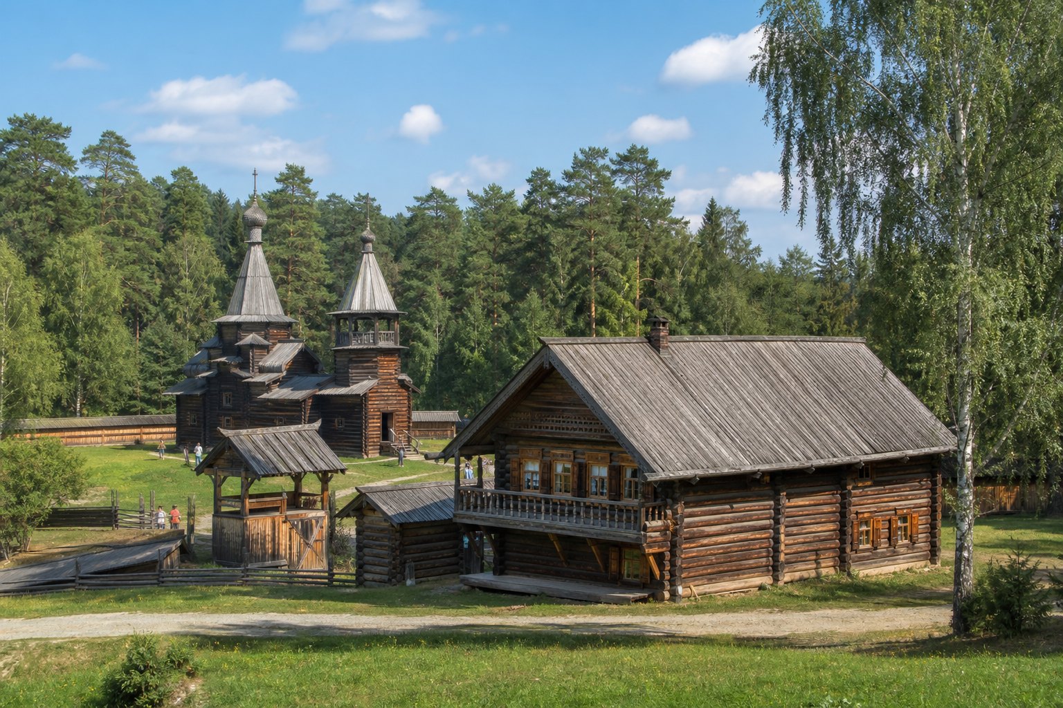 Деревянные постройки музея Тальцы в лесу недалеко от Иркутска