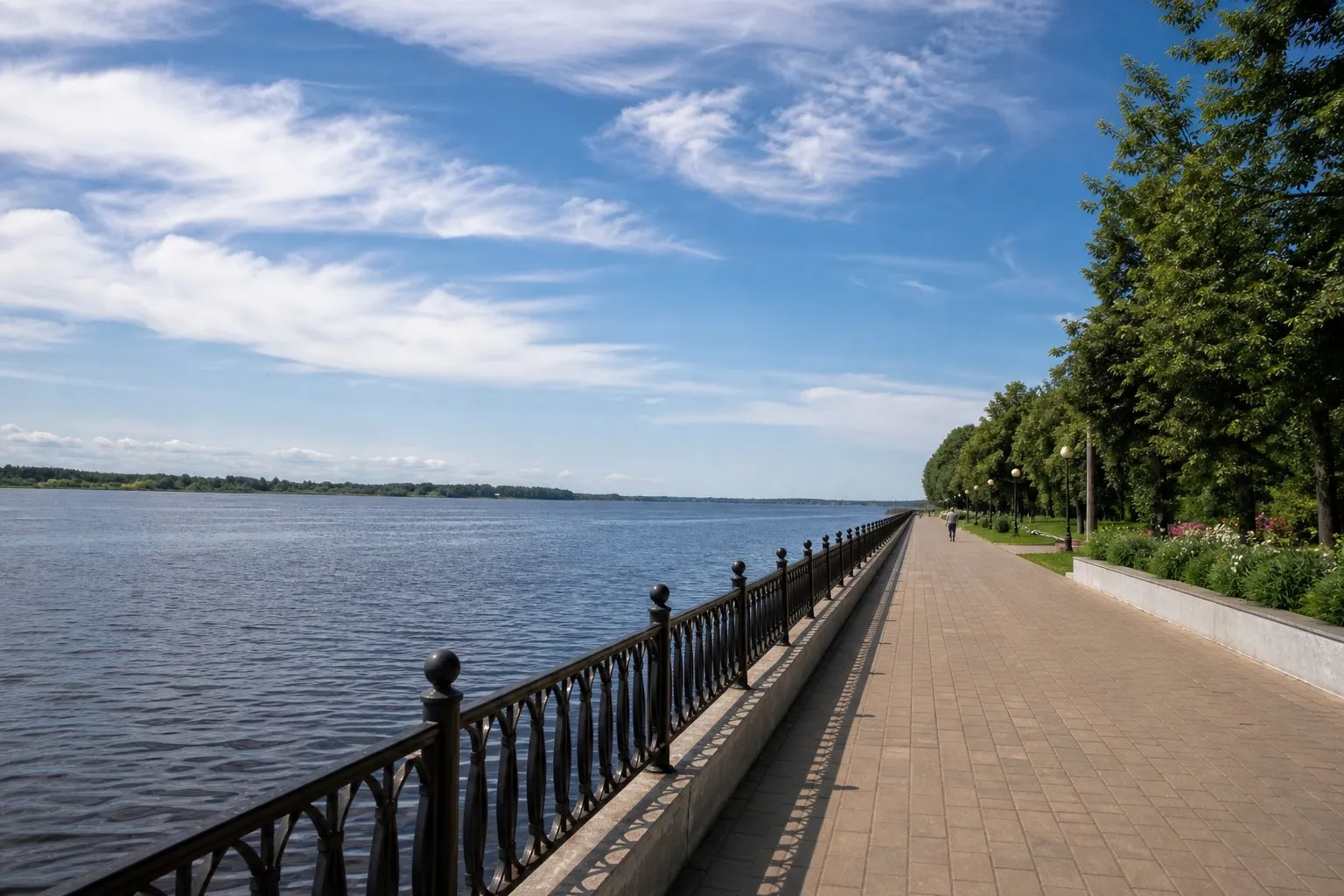 Прогулка по набережной Дубны в первый день маршрута