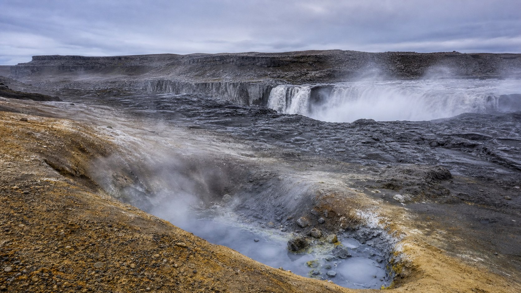 Геотермальная зона и пар у озера Миватн в Исландии