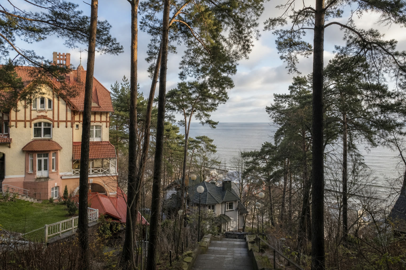 Сосны и курортная архитектура Светлогорска у Балтийского моря.