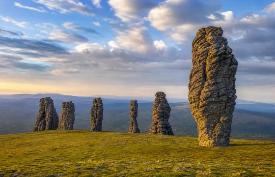 Плато Маньпупунёр в Коми со столбами выветривания и Уральскими горами.
