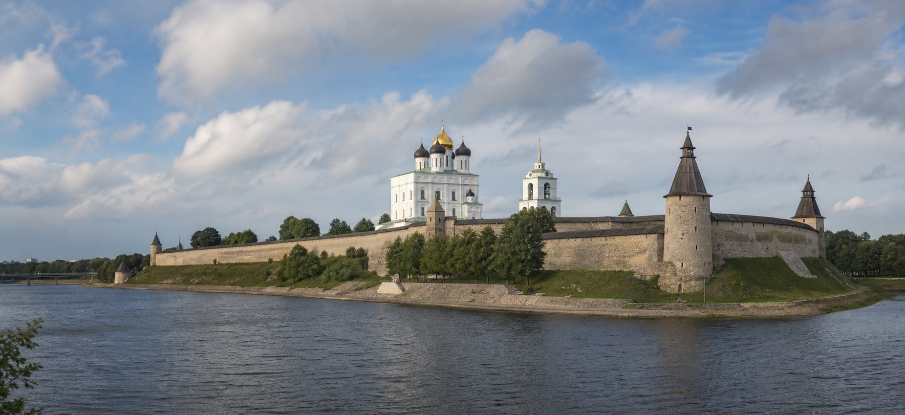 Псковский кремль на мысу у рек Великой и Псковы