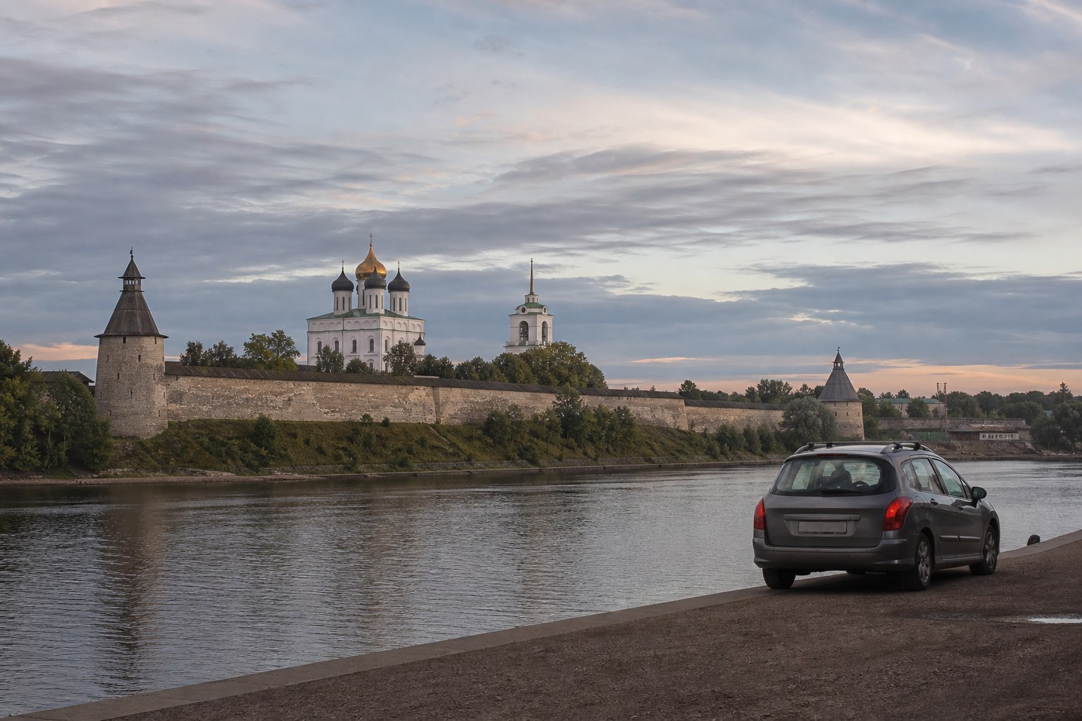 Приезд в Псков и вид на кремль в четвертый день маршрута
