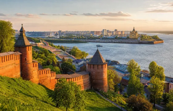 Нижегородский кремль, Волга и Стрелка на обложке статьи об экскурсиях в Нижнем Новгороде