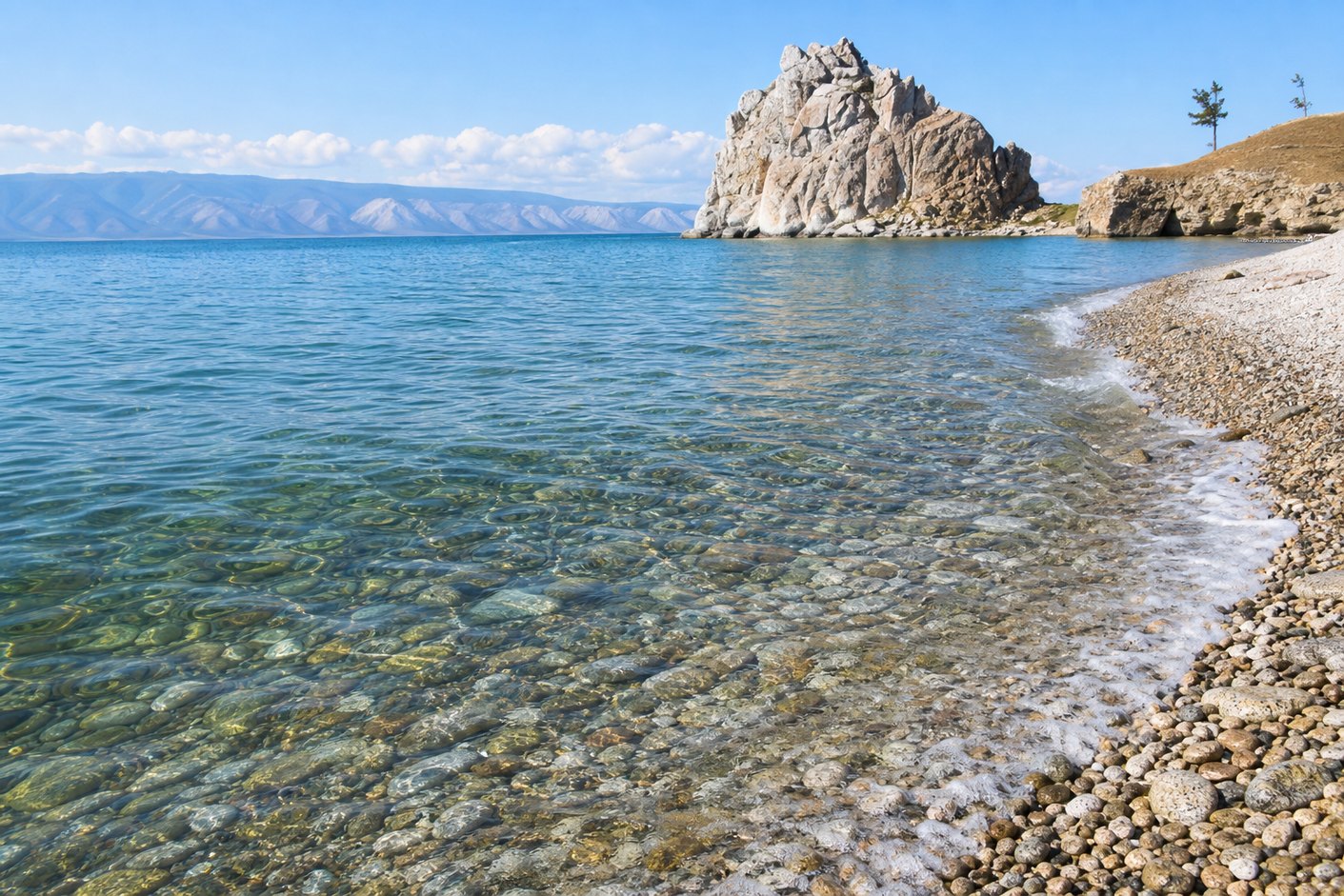 прозрачная вода Байкала у скалы Шаманка