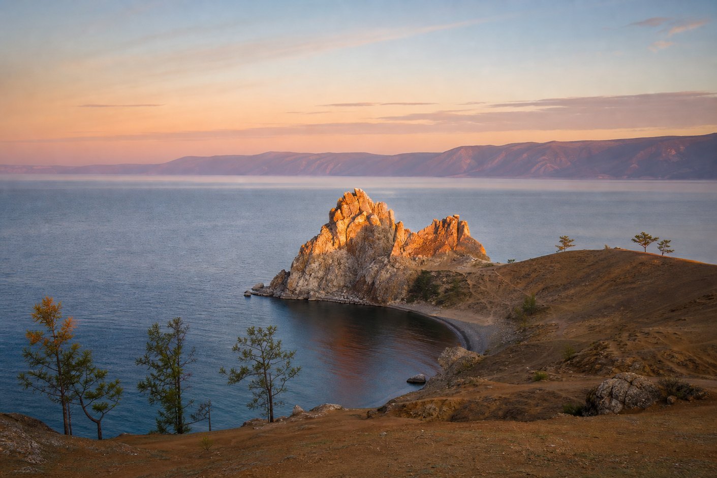 рассвет у скалы Шаманка на Байкале
