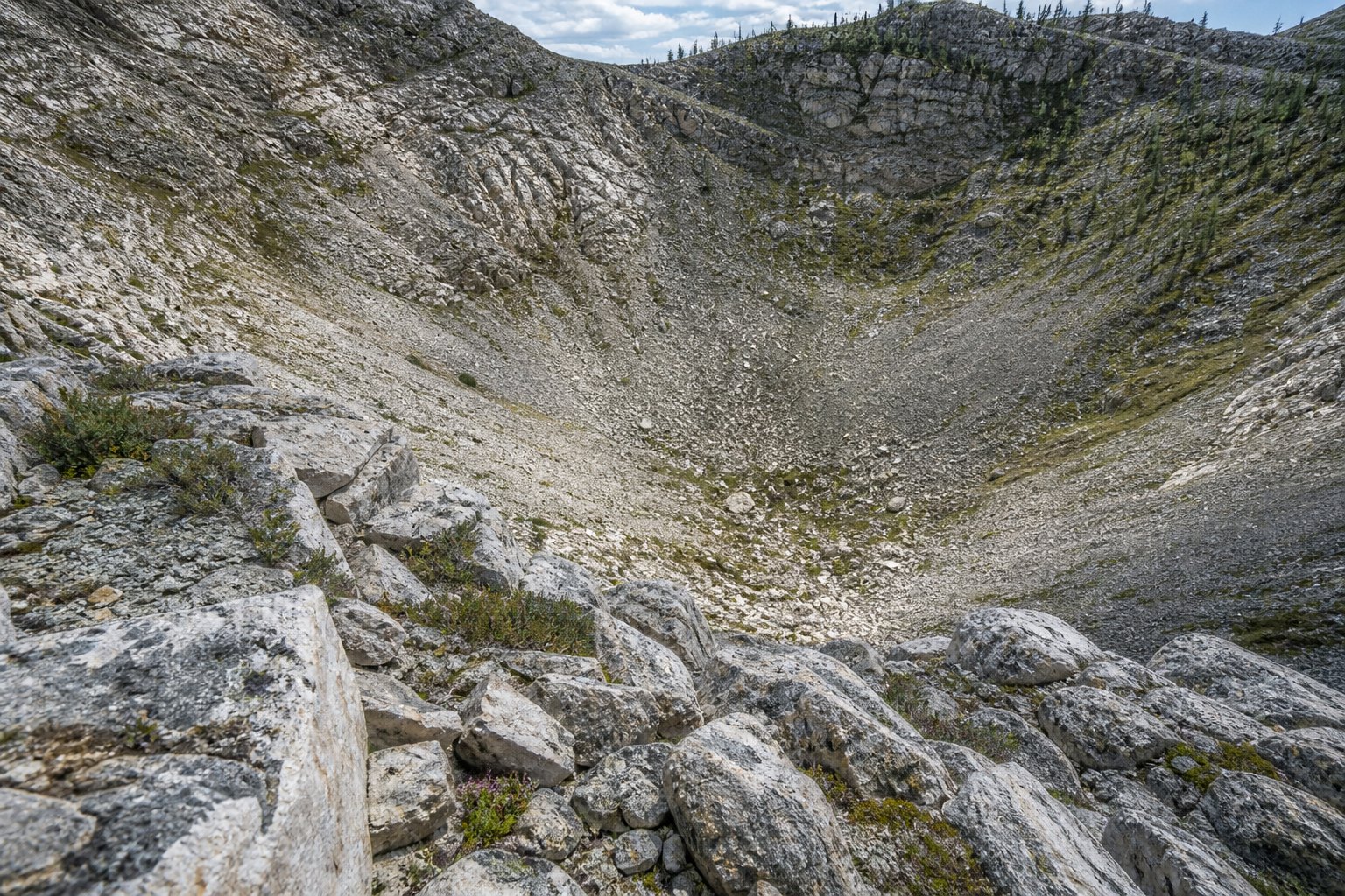 Каменистые склоны и осыпи Патомского кратера.