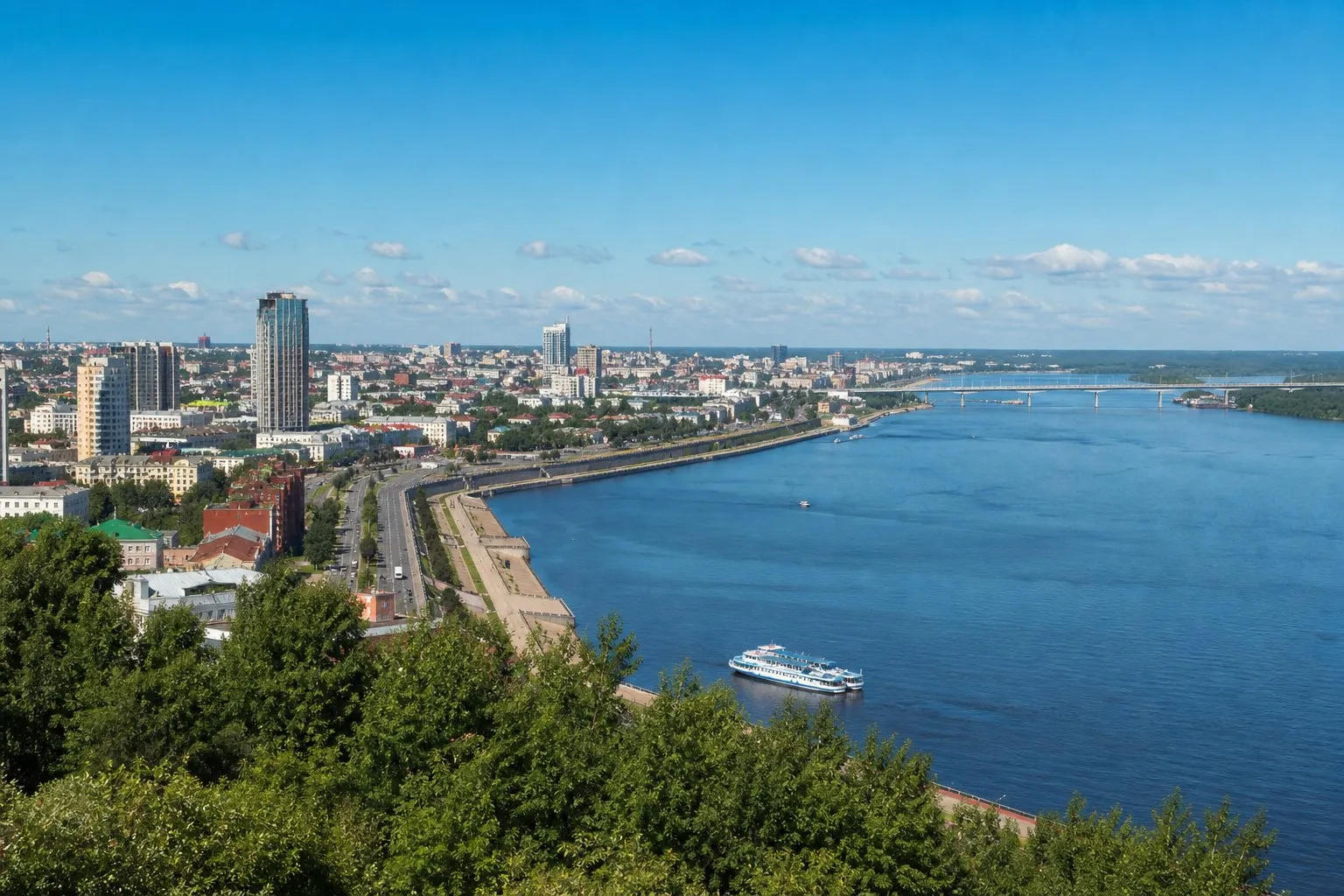 Пермский край на машине и панорама Перми над Камой