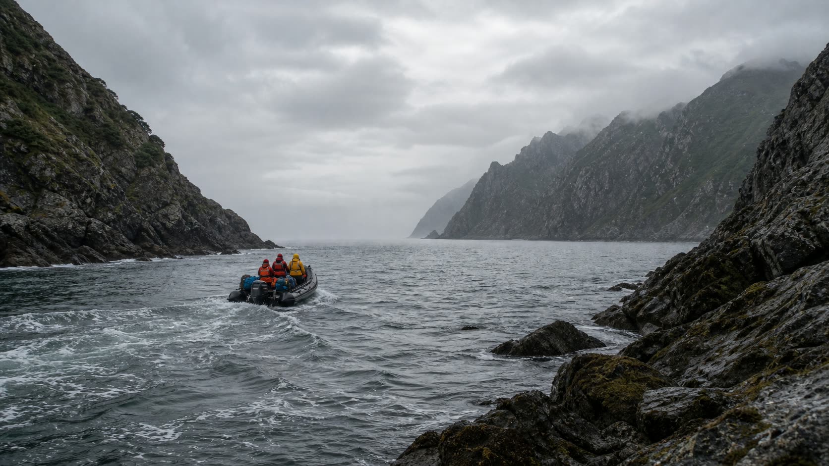 Катер экспедиции выходит в Охотское море к Шантарским островам