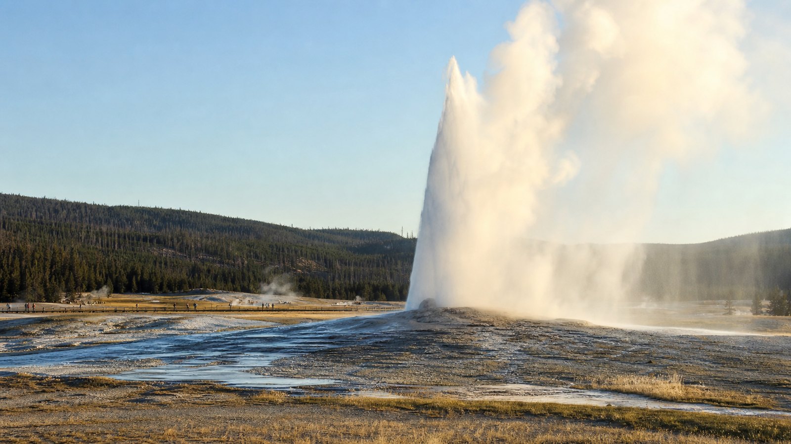 Гейзер Old Faithful в национальном парке Йеллоустоун