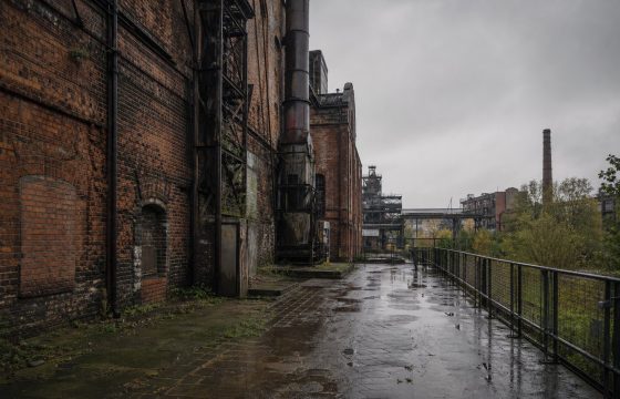 Старая индустриальная территория после дождя для статьи о заброшенных местах России