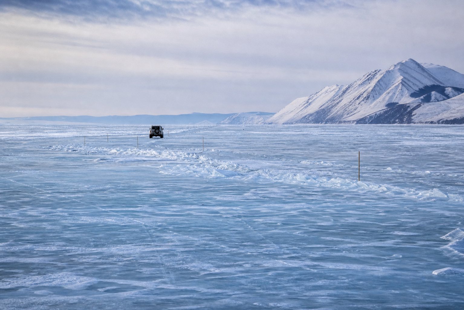 Ледовые торосы у Ольхона и Малого моря зимой