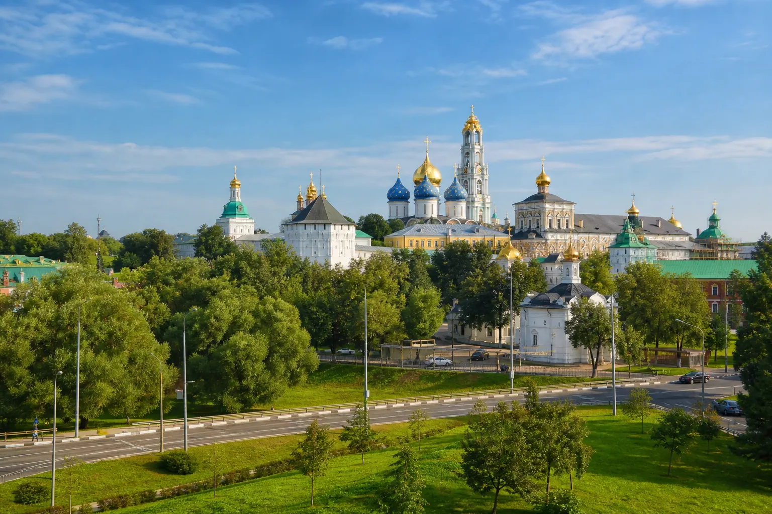 Троице-Сергиева лавра в поездке по Золотому кольцу на машине