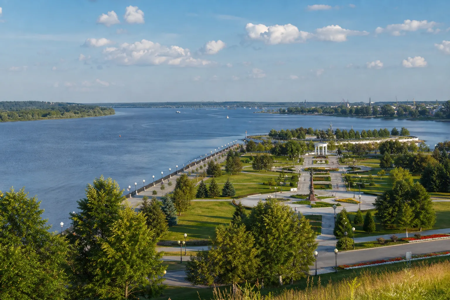Стрелка в Ярославле у слияния рек