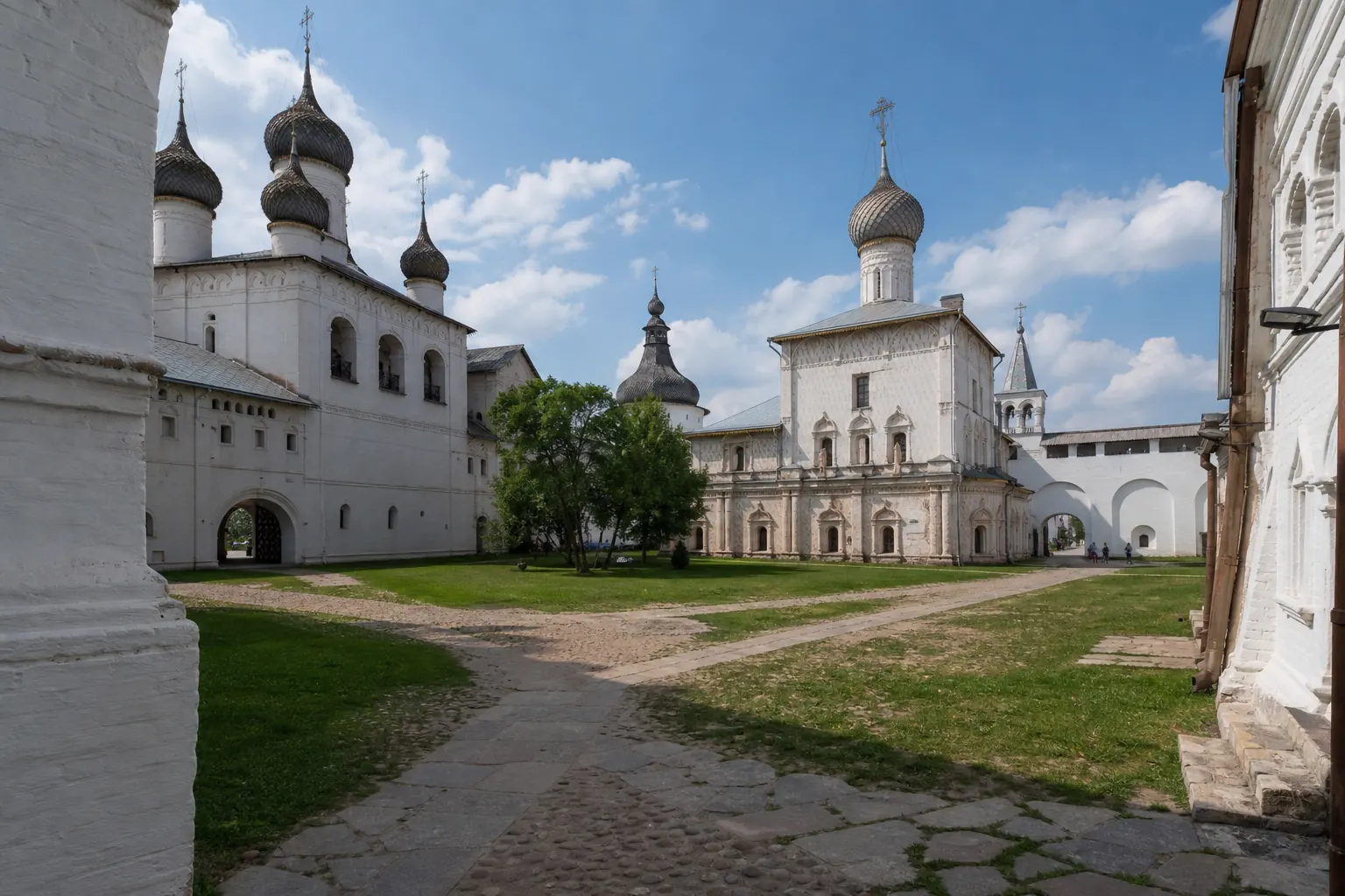 Внутренний двор Ростовского кремля
