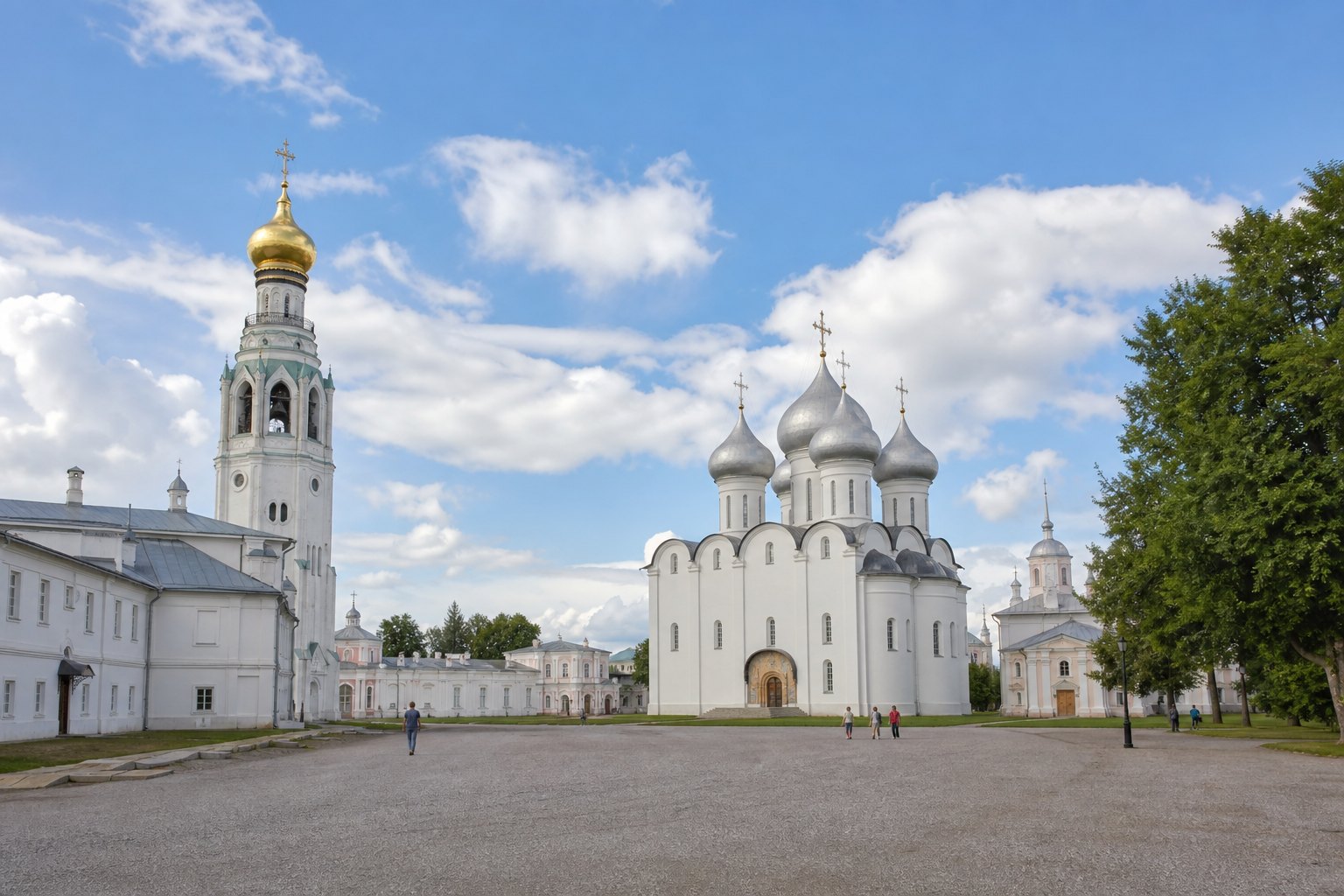 Кремлевская площадь и Софийский собор в Вологде