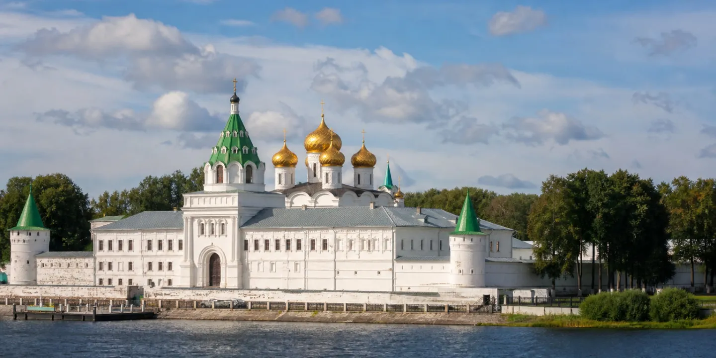Ипатьевский монастырь в Костроме на берегу реки