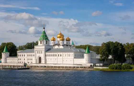 Ипатьевский монастырь в Костроме на берегу реки