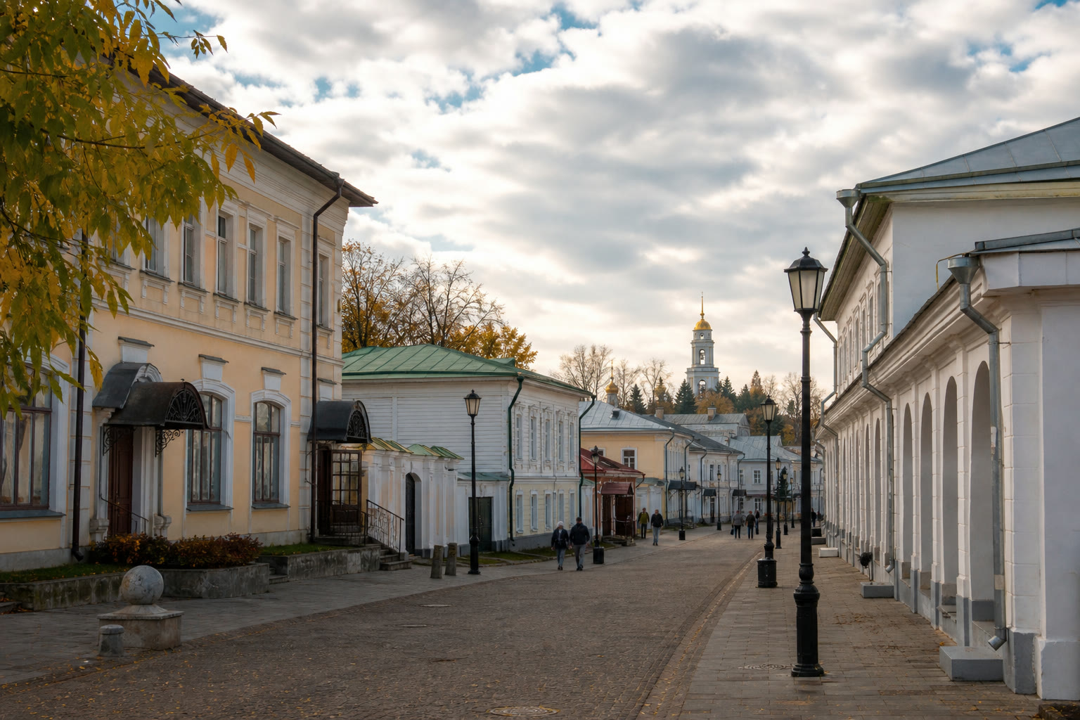 Старая улица в историческом центре Костромы