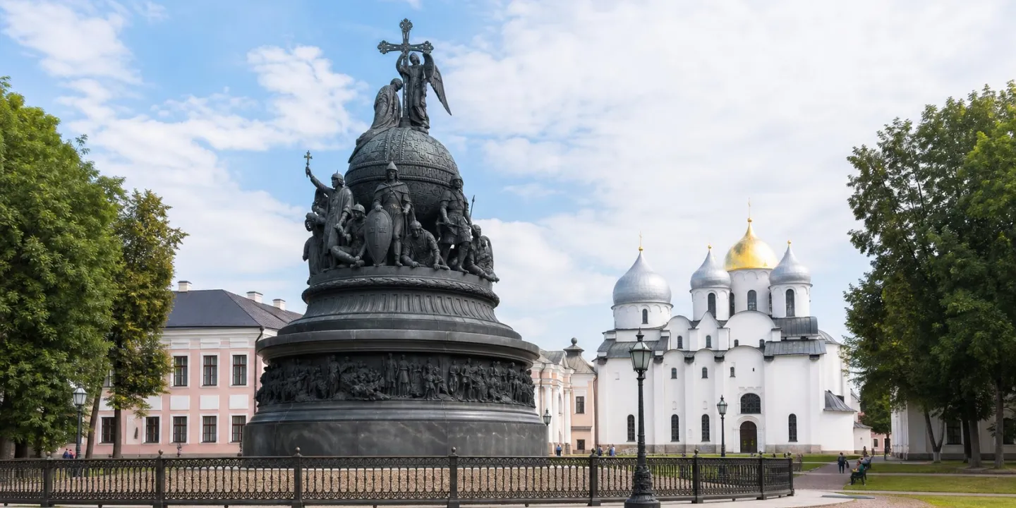 Памятник «Тысячелетие России» в маршруте на выходные: Великий Новгород.