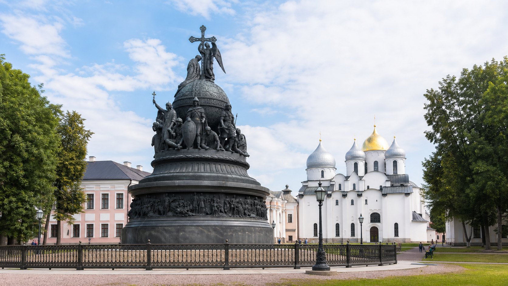 Памятник «Тысячелетие России» в маршруте на выходные: Великий Новгород.